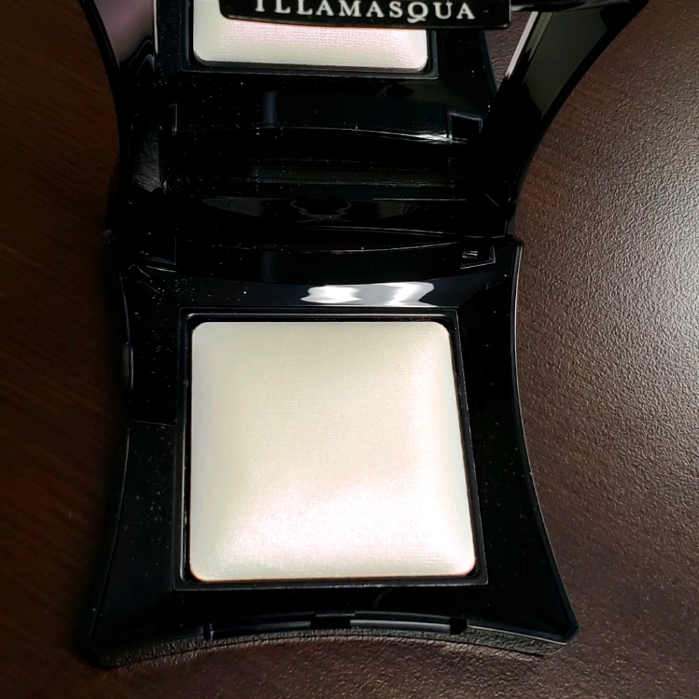 Illamasqua Beyond Powder Highlighter, Daze